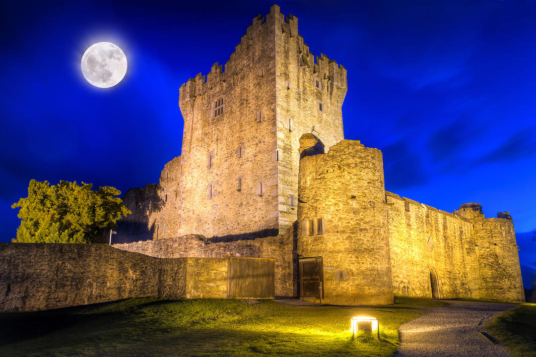 Замок XV століття з підсвічуванням вночі