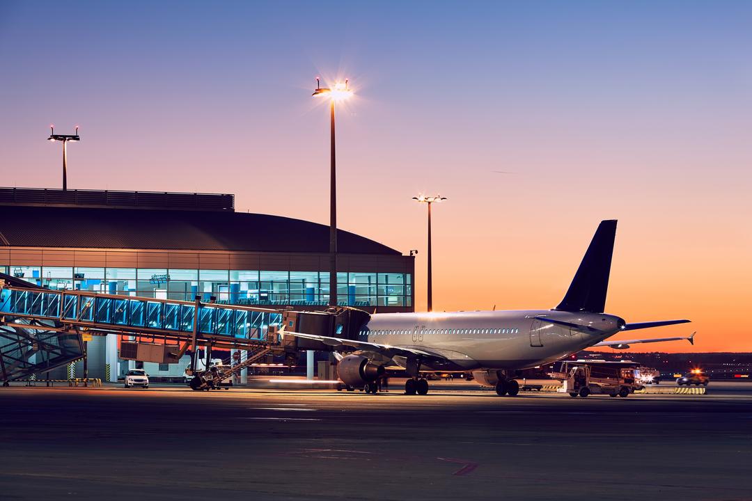 Аеропорт літак на барвистий захід сонця