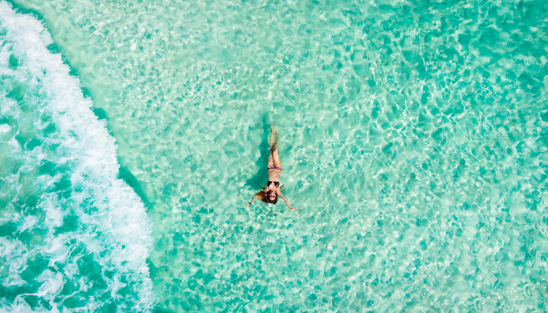 Дівчина, що плаває в морі мексиканського Карибського моря.