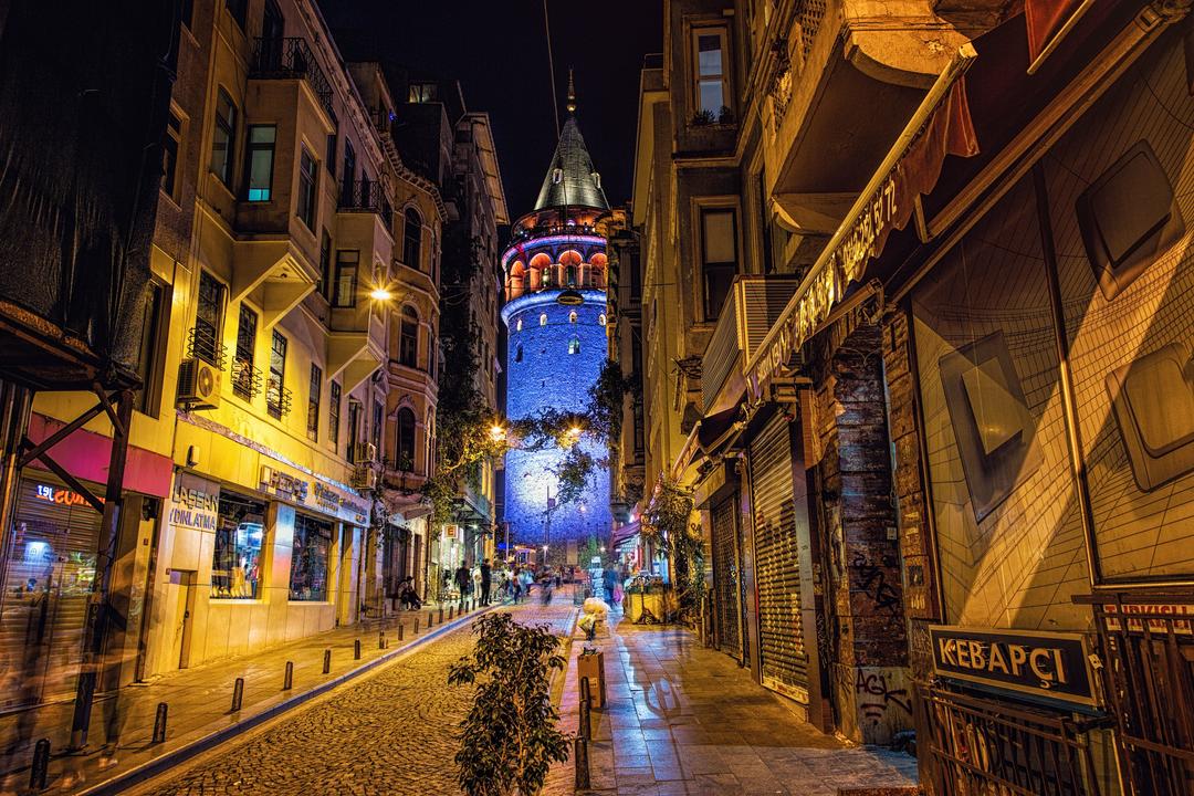 Прогулянка вулицею Стамбула, вид на Галатську вежу