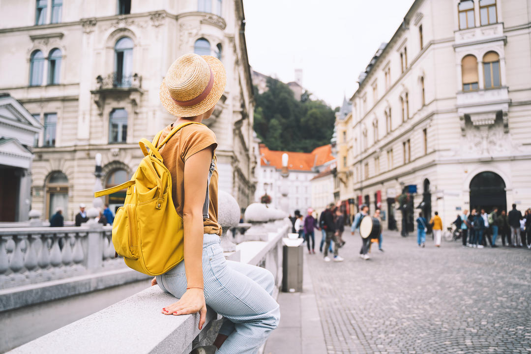 Дівчина з рюкзаком в центрі Старого міста.