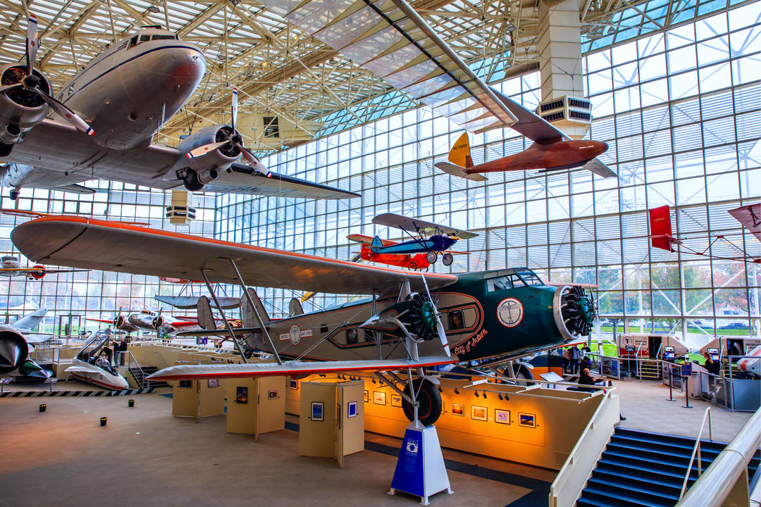 Підвішені літаки в експозиції музею