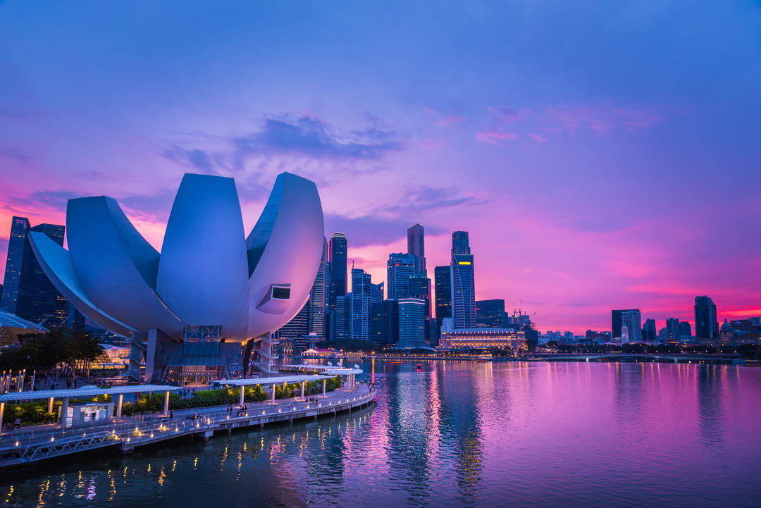 Краєвид Сінгапуру з хмарочосами на заході сонця.
