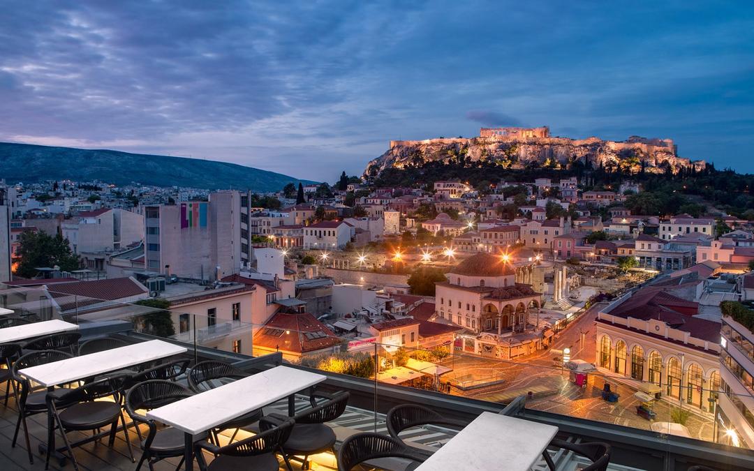 Тераса коктейль-бару з видом на історичне місто Афін