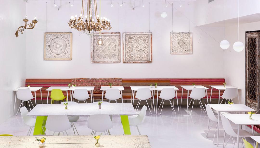 Світлий інтер'єр ресторану з білими меблями