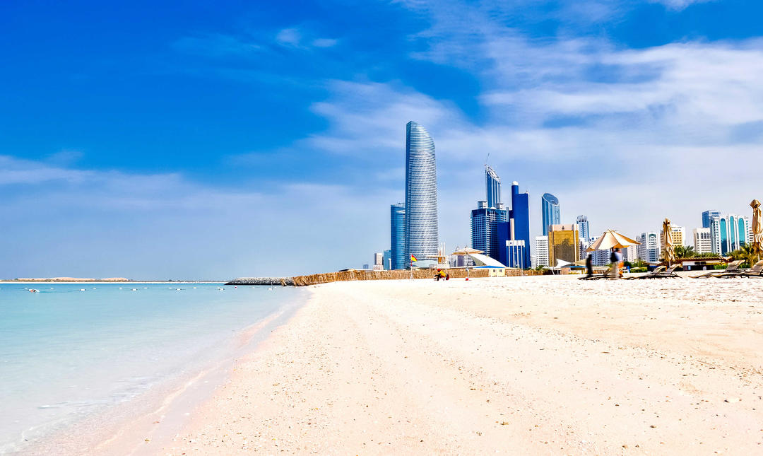 Сонячний пляж і міський пейзаж в Абу-Дабі