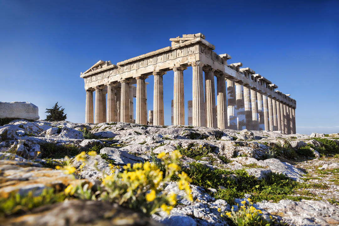 Храм з весняними квітами на Акрополі.