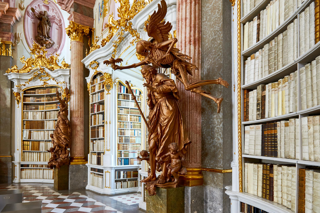 Статуї та книжкові шафи в бібліотеці абатства