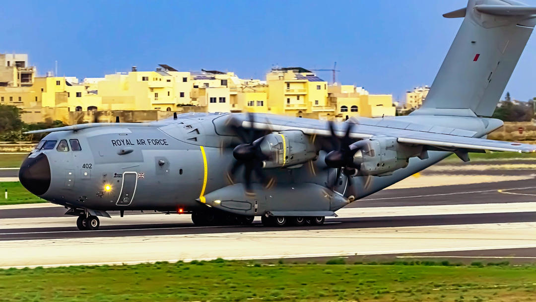 Airbus A400 приземляється в міжнародному аеропорту Мальти.