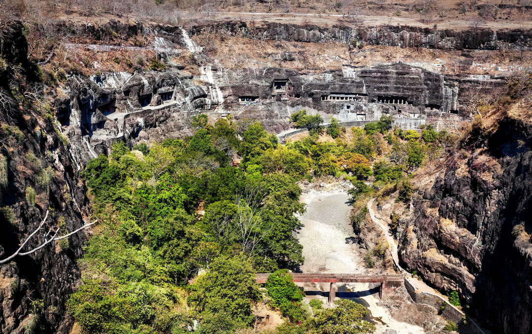 Печера Аджанти висічена в скельній стіні неподалік Аурангабада