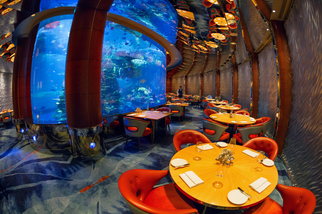 Інтер'єр ресторану морепродуктів з величезним акваріумом