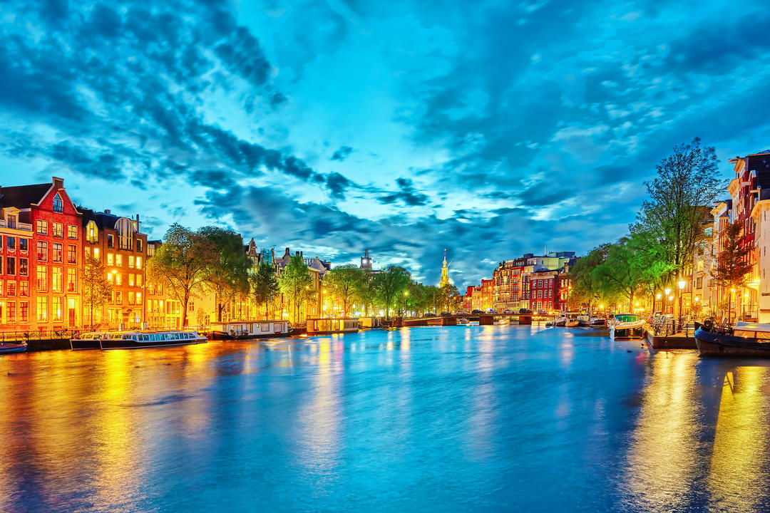Знаменита річка Амстел і нічний вид на красиві Амстердам