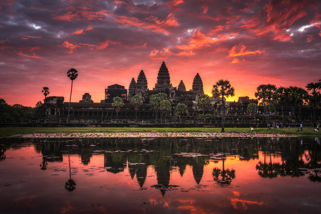 Гарний схід сонця з барвистим небом в Ангкор-Ват