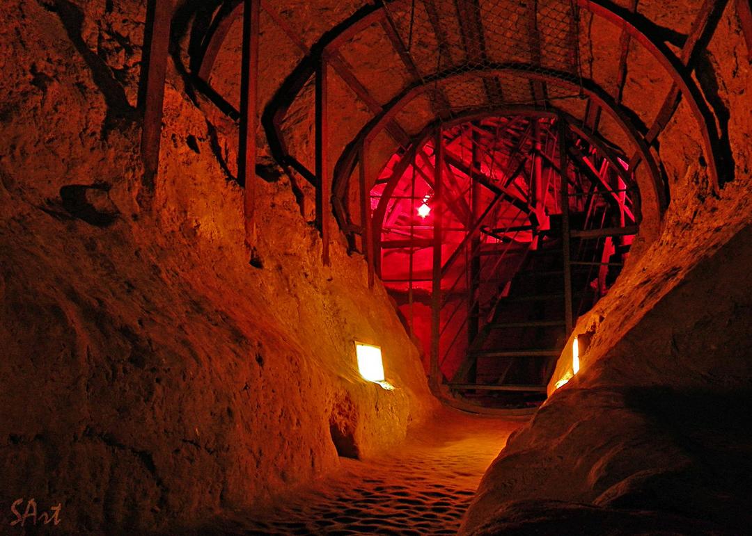 Печера підсвічена червоними вогнями