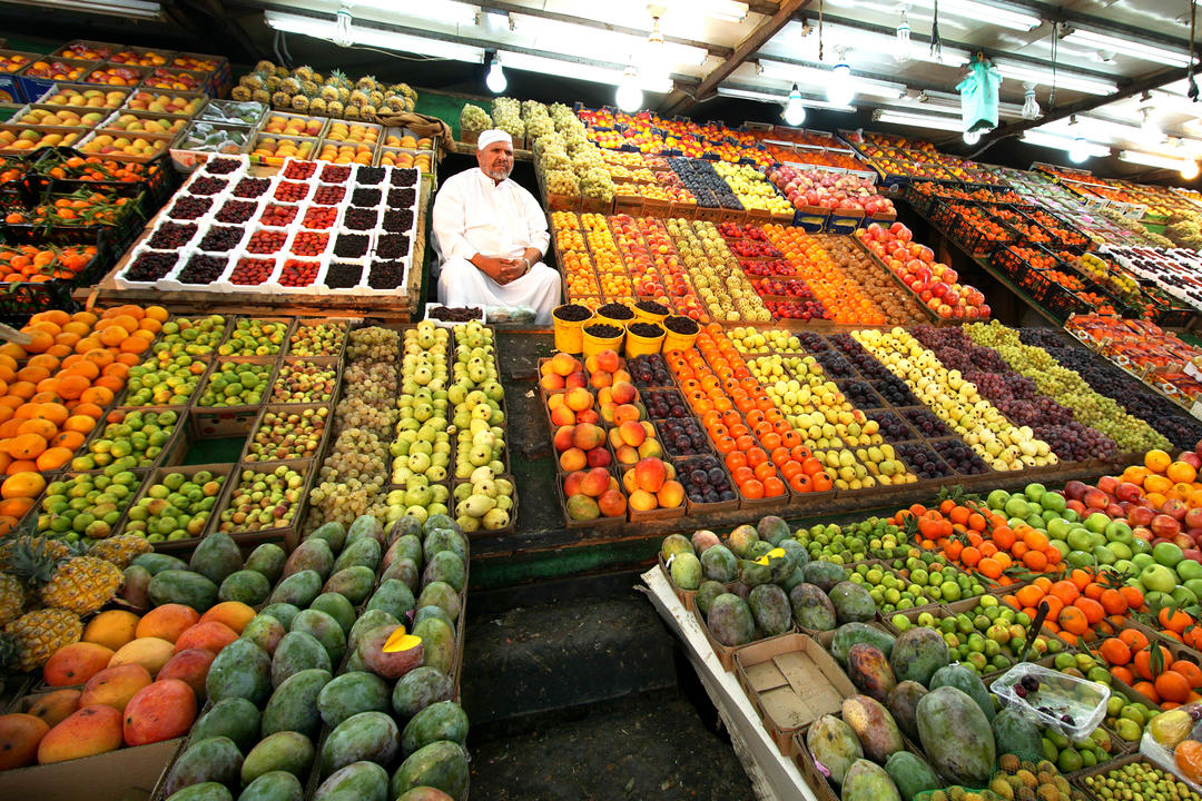 Араб на вулиці продає місцеві овочі та фрукти