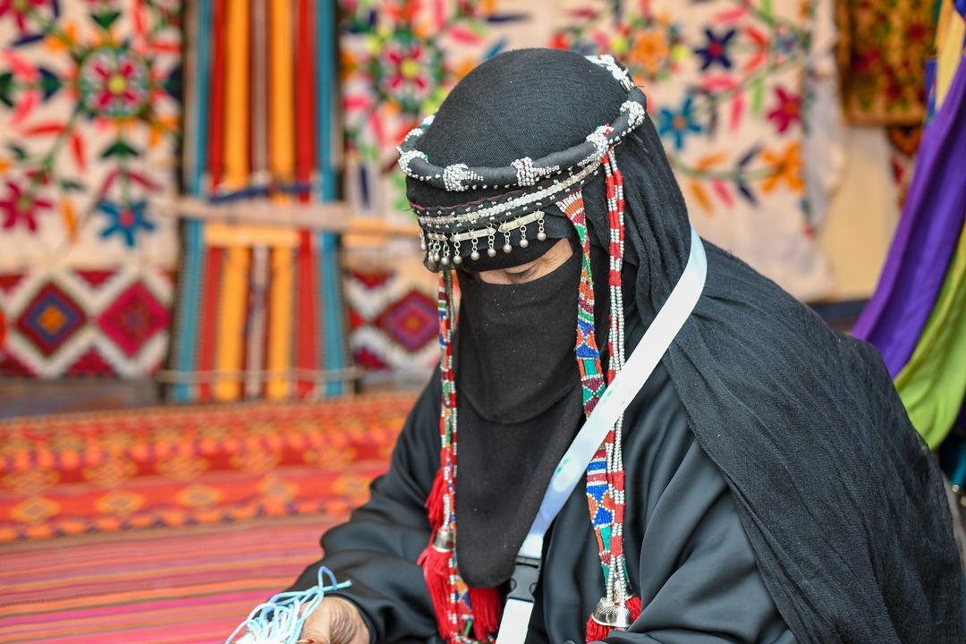 Бедуїнська жінка в традиційному арабському одязі