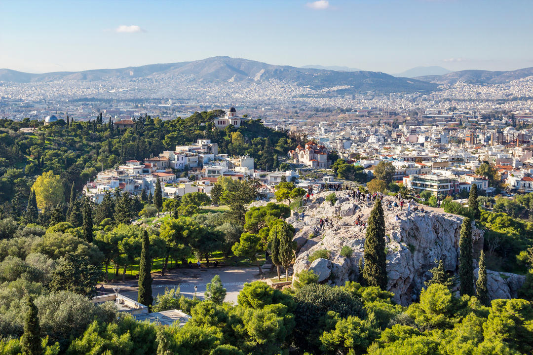 Пагорб Ареопаг і вид з повітря на Афіни з Акрополя.