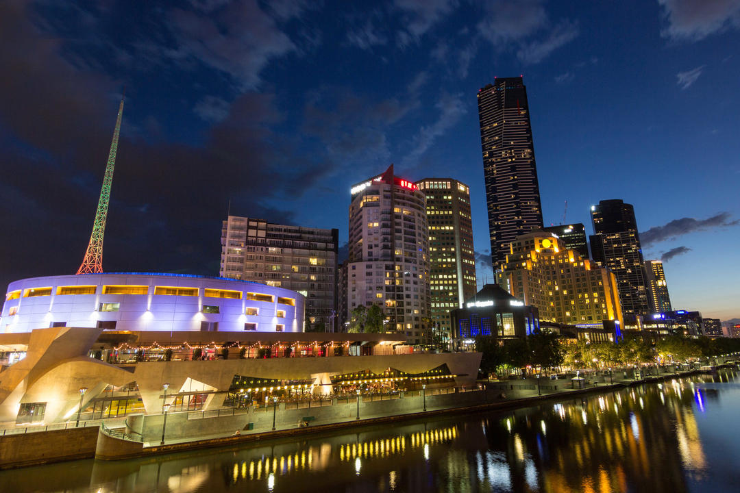 Башта Еврика, Саутгейт Мельбурн та Державний театр з відображенням від річки Ярра
