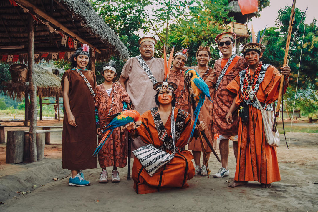 Ашанинки та туристична група, уродженці джунглів Перу