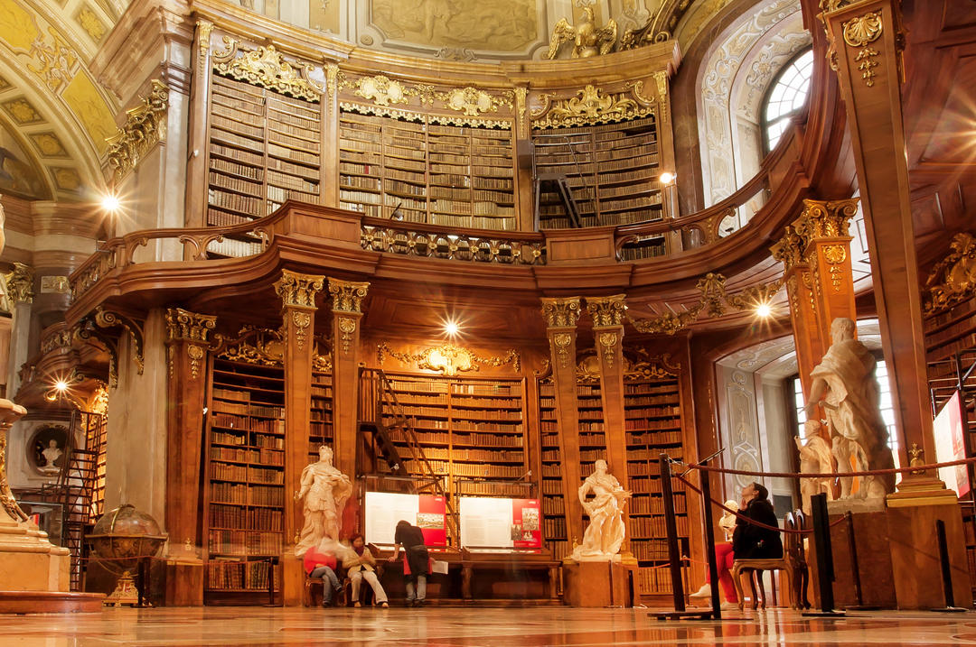 Люди в Австрійській національній бібліотеці зі старими розкішними меблями