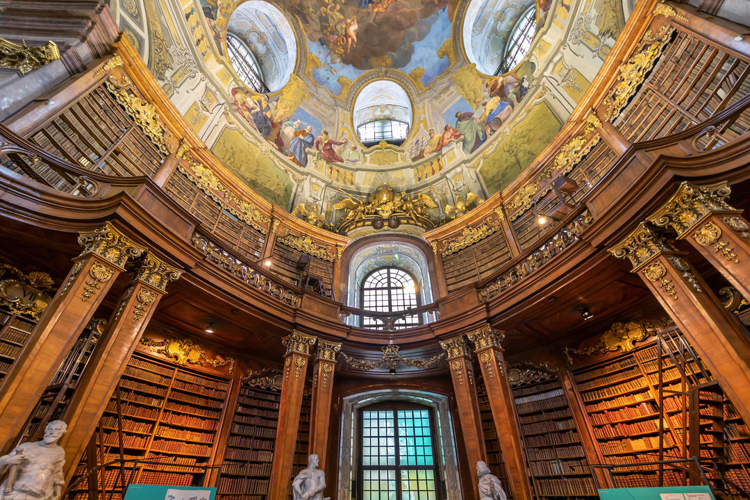 Інтер'єр старовинної бібліотеки в бароковому стилі Габсбурзької імперії