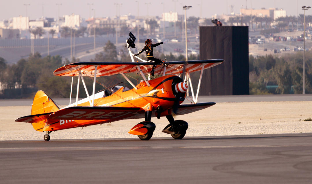 Демонстрація польотів та пілотаж Breitling wingwalker