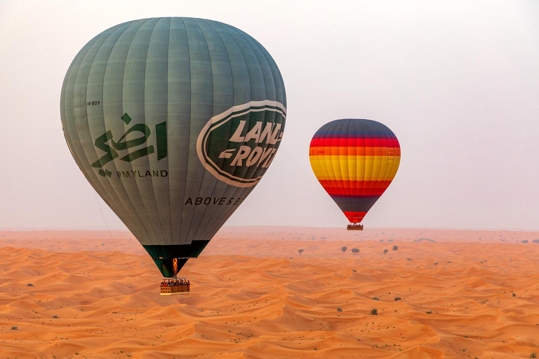 Дві повітряні кулі літають над пустелею ОАЕ