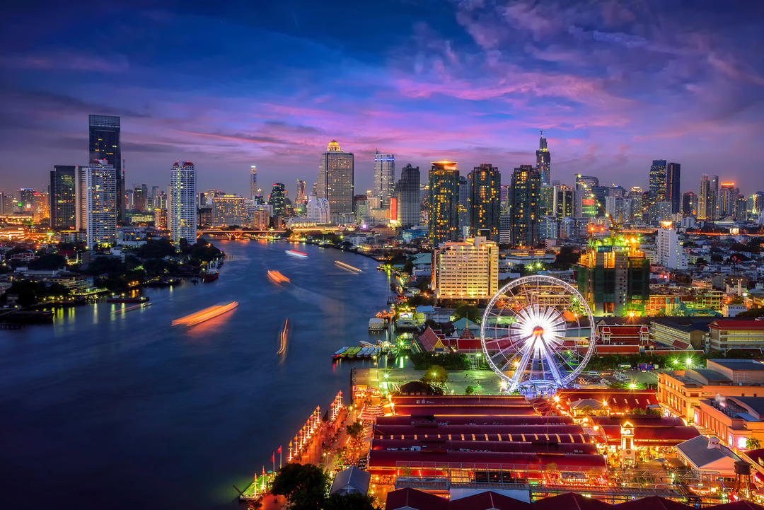 Нічний вигляд у діловому районі Бангкока