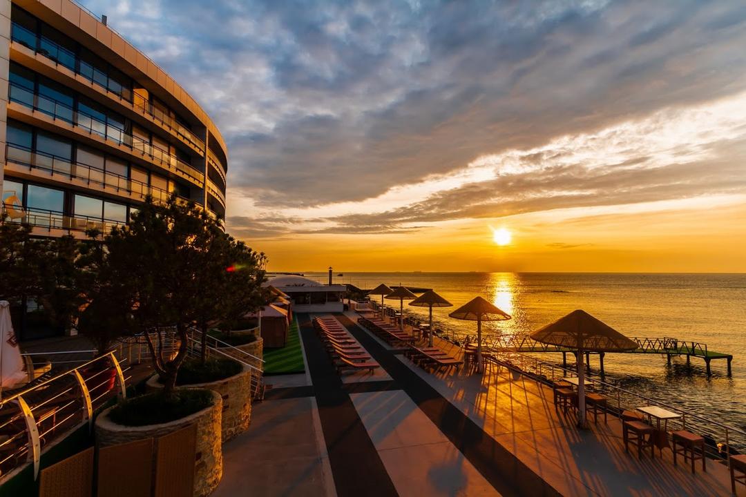 Схід сонця з пляжу готелю