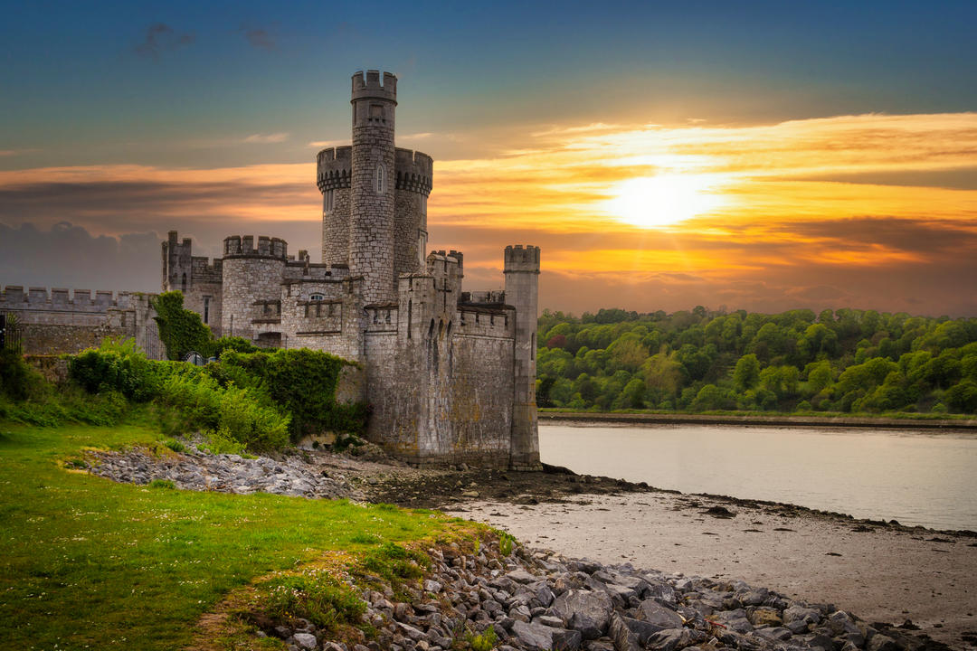 Замок на березі річки в Корку на заході сонця