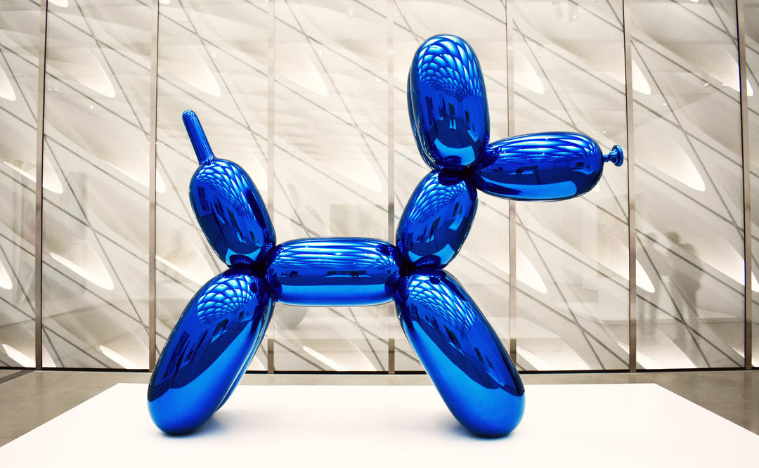 Блискуча синя скульптура собаки