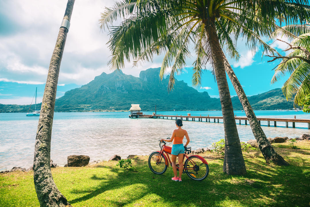Туристка на електричний велосипед на острові Бора-Бора