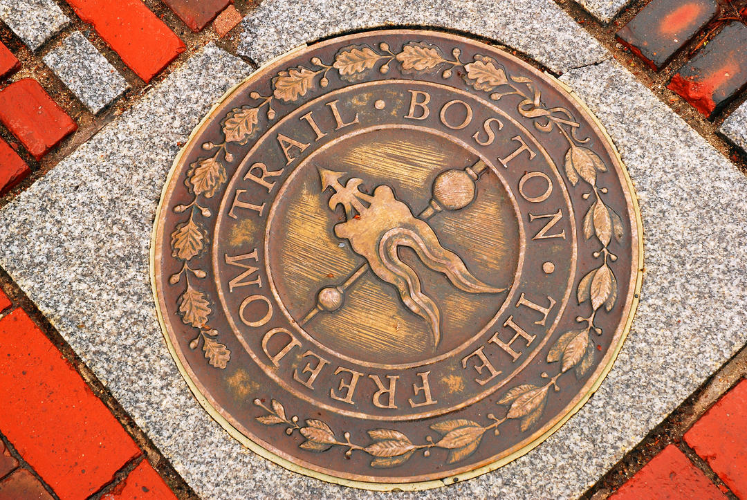 Круглий бронзовий знак на Бостонській стежці свободи