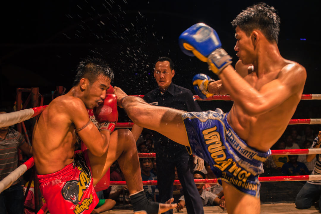 Боксер проводить фантастичний бій у Таїланді