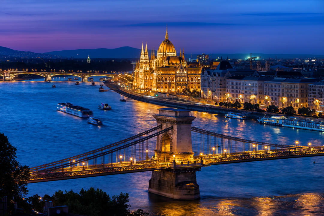 Висвітлений Ланцюговий мостом та парламентом на річці Дунай