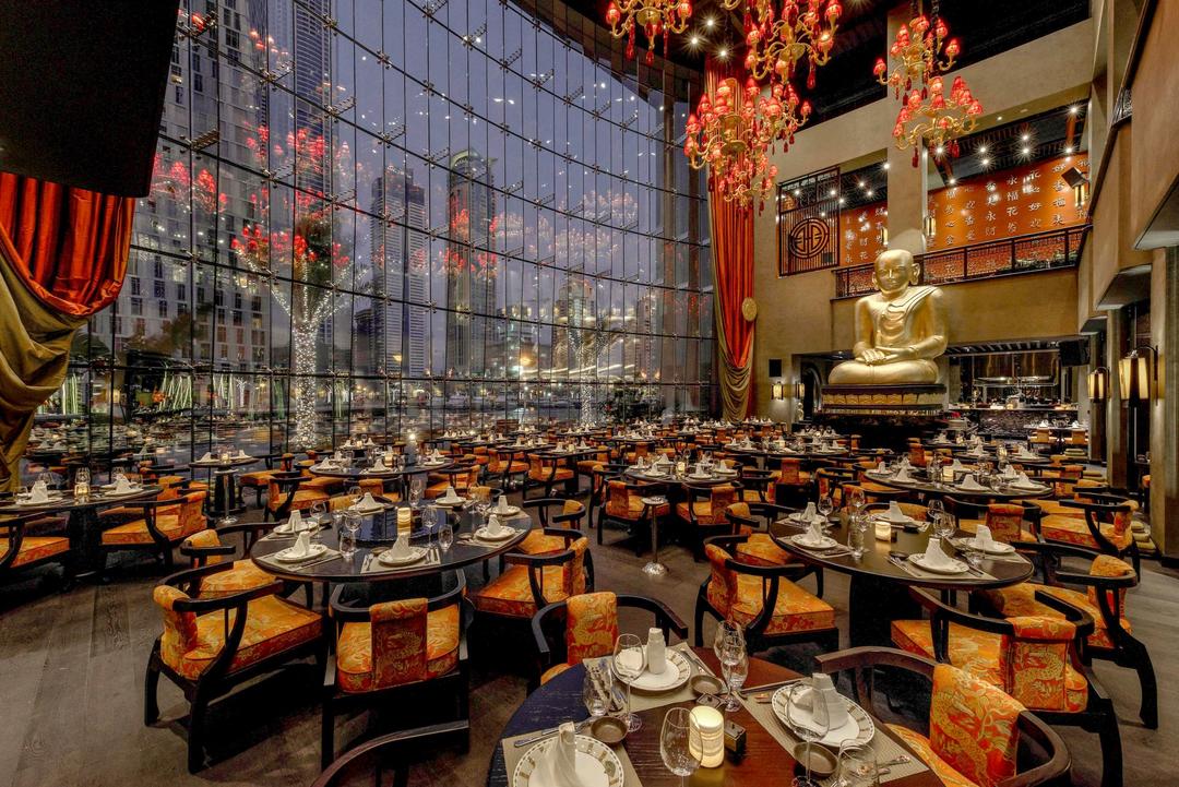Інтер'єр ресторану з величезними вікнами та статуєю Будди
