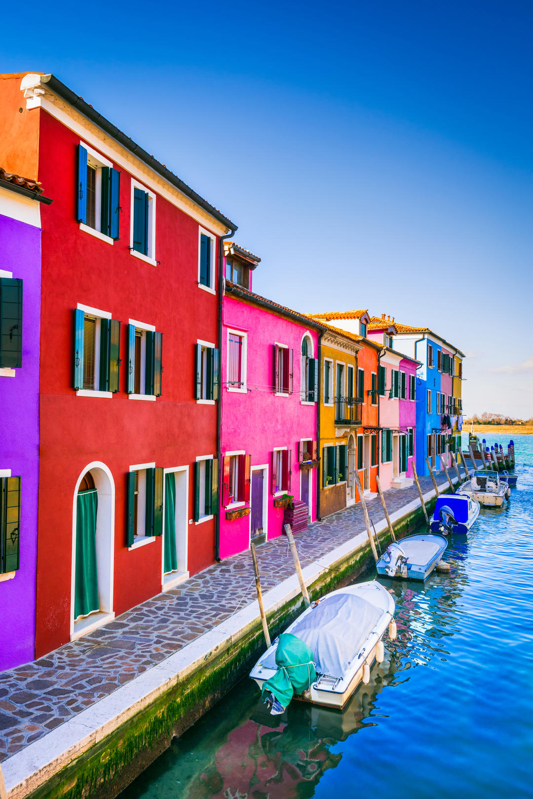 Човни та барвисті будинки на каналі