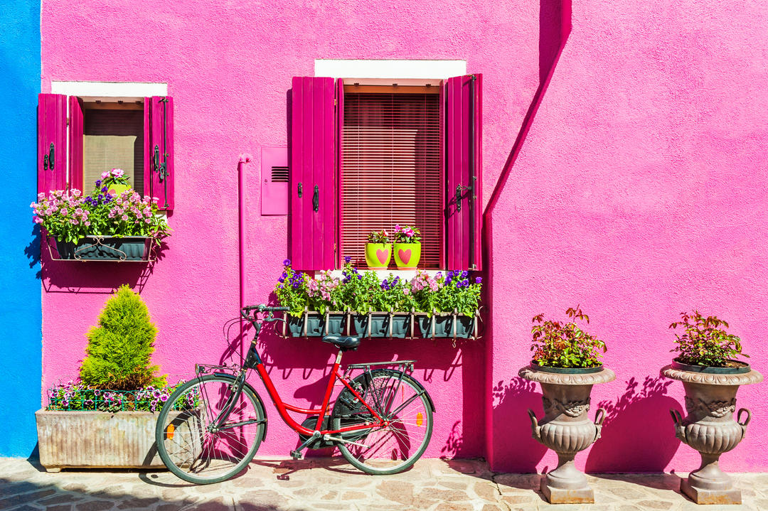 Будинок з рожевою стіною на острові Бурано поблизу Венеції
