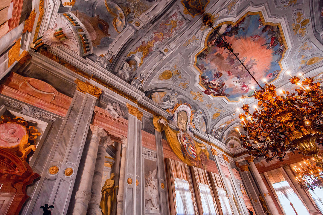 Інтер'єрний декор, стелі та фрески палацу