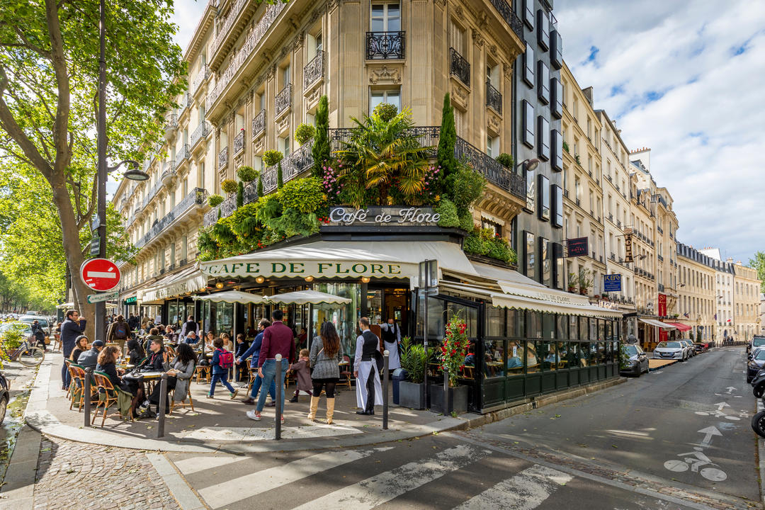 Столики на вулиці біля відомого паризького кафе