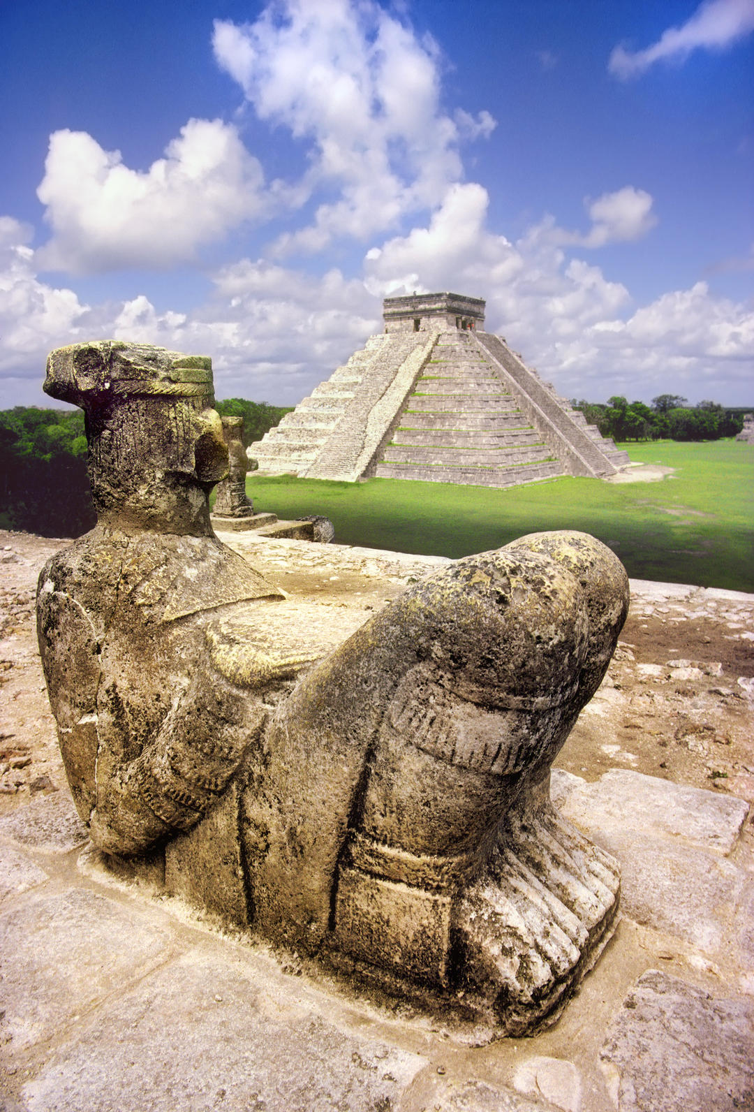 Жертвова статуя майя та піраміда