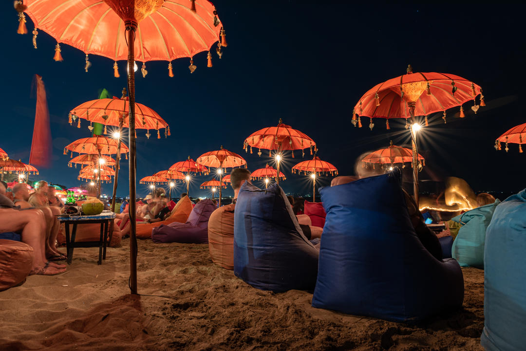 Пуфи бар на пляжі Кути вночі