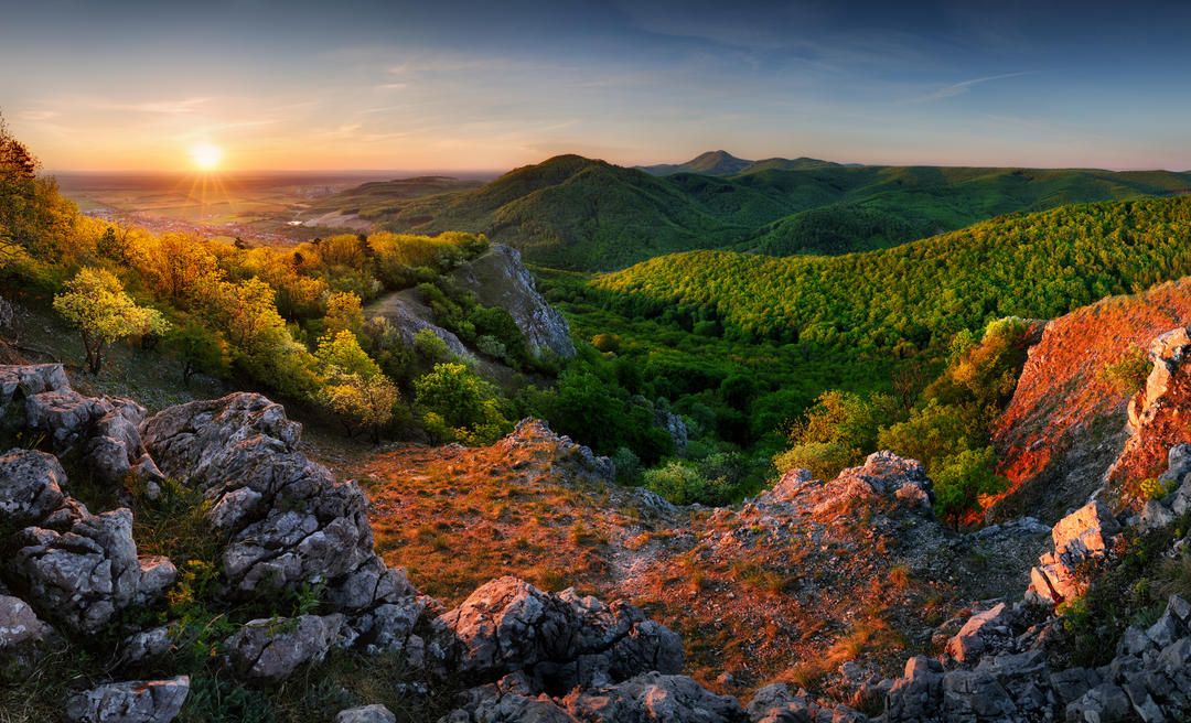 Гарний весняний вид на Карпатські гори на заході сонця.