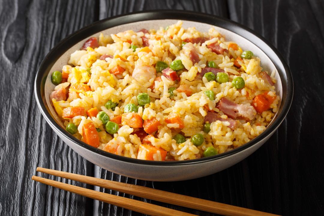 Традиційний смажений китайський рис з овочами, яйцями, креветками, свининою.