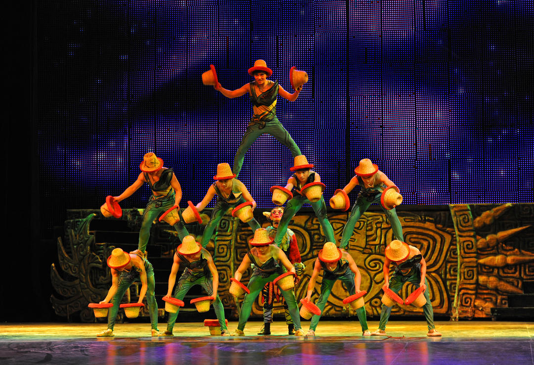 Артисти пекінської акробатичної трупи виступають у знаменитому театрі