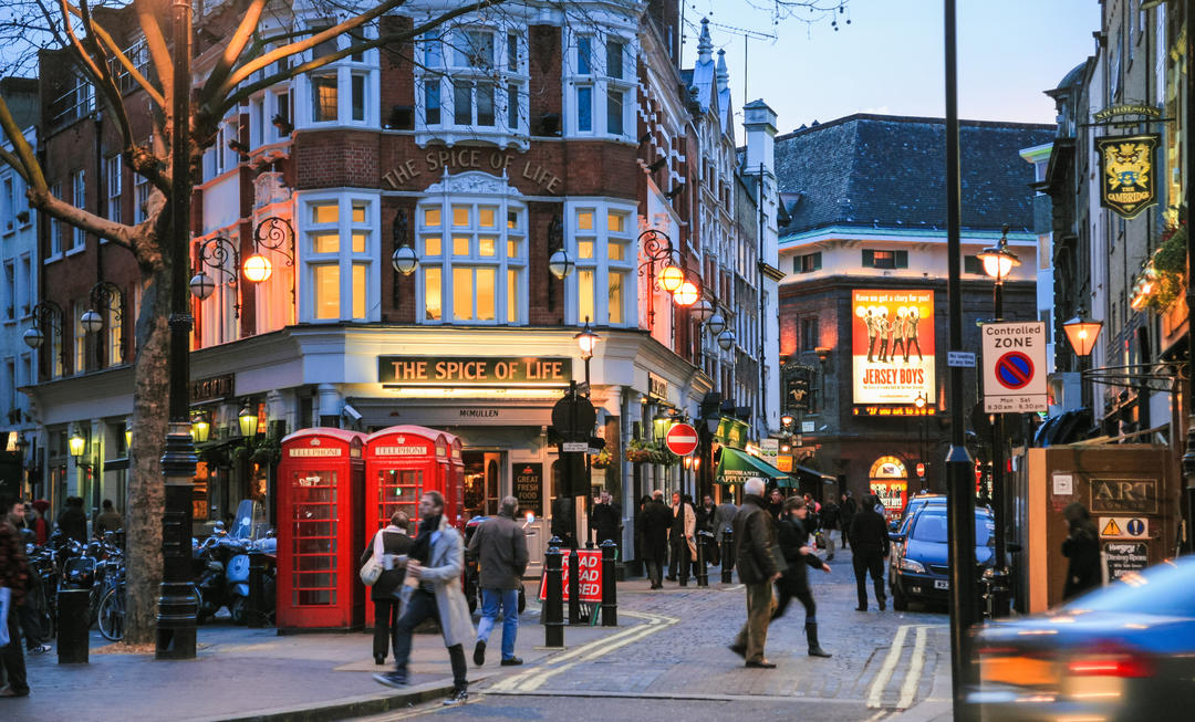 Вид людей, барів, ресторанів у Лондоні зимового вечора