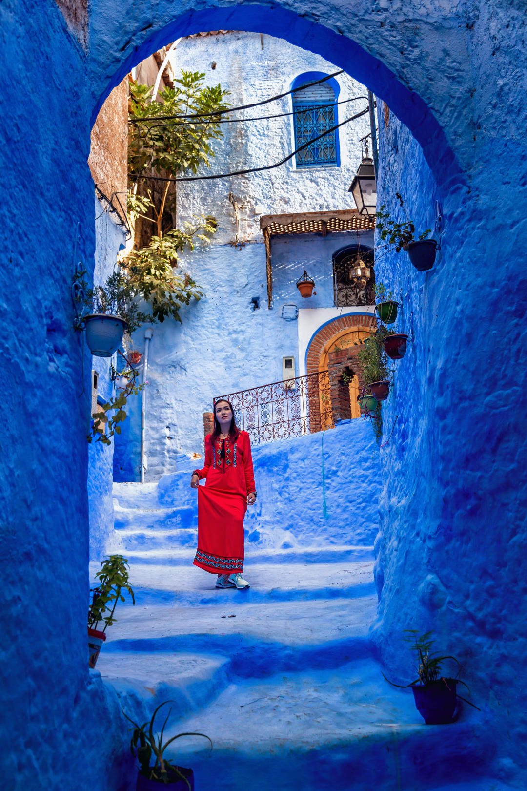 Дівчина в червоній сукні в Синє місто