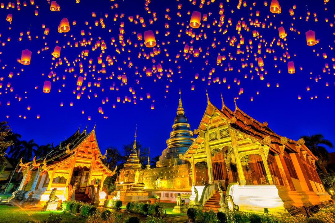 Кратонг ліхтар на фестивалі yee peng у храмі Ват Пхра Сінгх