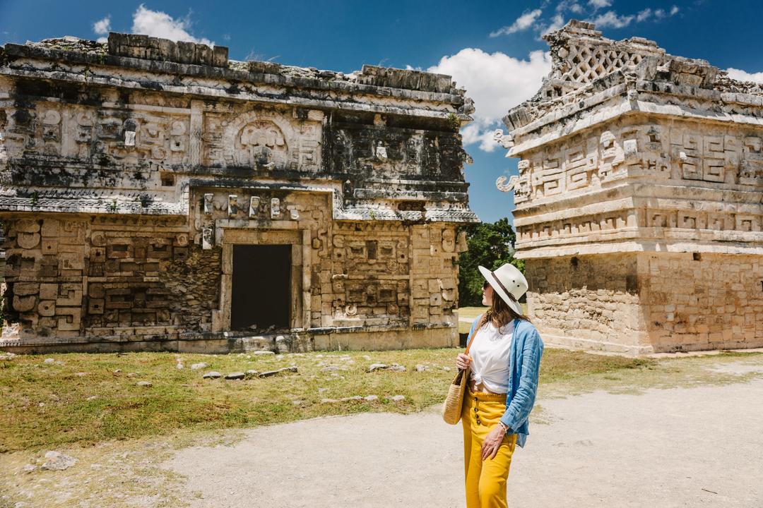 Туристка гуляє стародавнім комплексом Майя