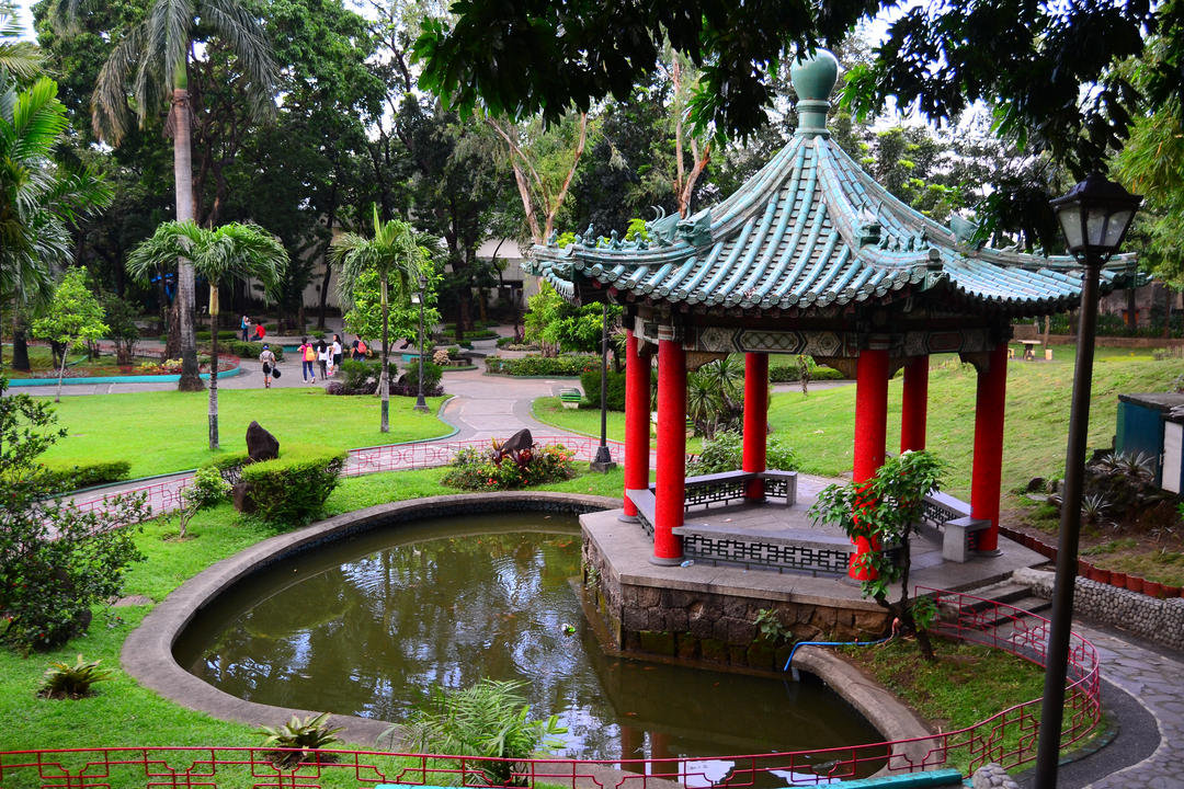Азіатський павільйон у китайському саду